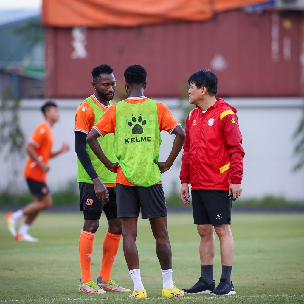 HLV Vũ Tiến Thành ra mắt, bắt mạch điểm yếu của CLB TPHCM - 3 HLV Vũ Tiến Thành ra mắt, bắt mạch điểm yếu của CLB TPHCM - 3