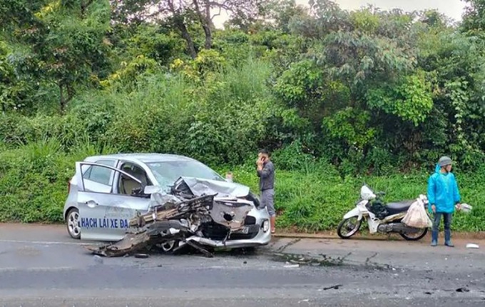 Xe ô tô 4 chỗ của một Trung tâm dạy nghề trên địa bàn tỉnh Đắk Nông tại hiện trường, bị hư hỏng nặng.