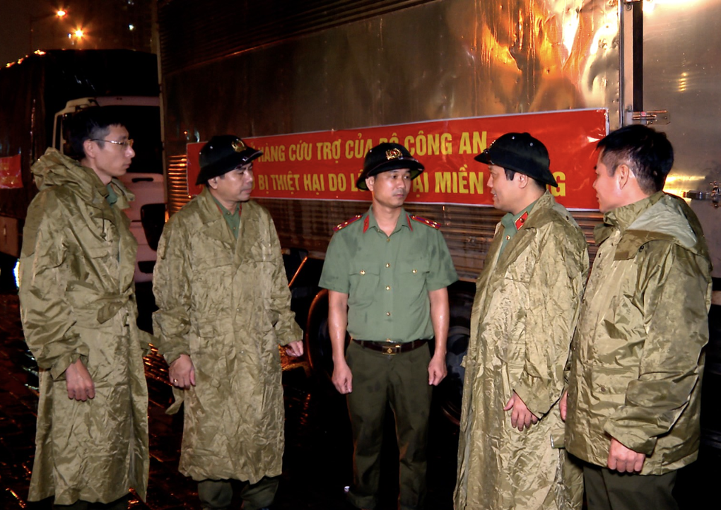 Bộ trưởng Công an yêu cầu tuyệt đối không để người dân vùng lũ bị đói rét - 2 Bộ trưởng Công an yêu cầu tuyệt đối không để người dân vùng lũ bị đói rét - 2