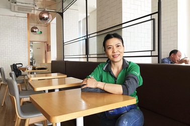 Những "bóng hồng" chạy Grab: "Nếu được, chị muốn bật app để chạy xe tới già…"