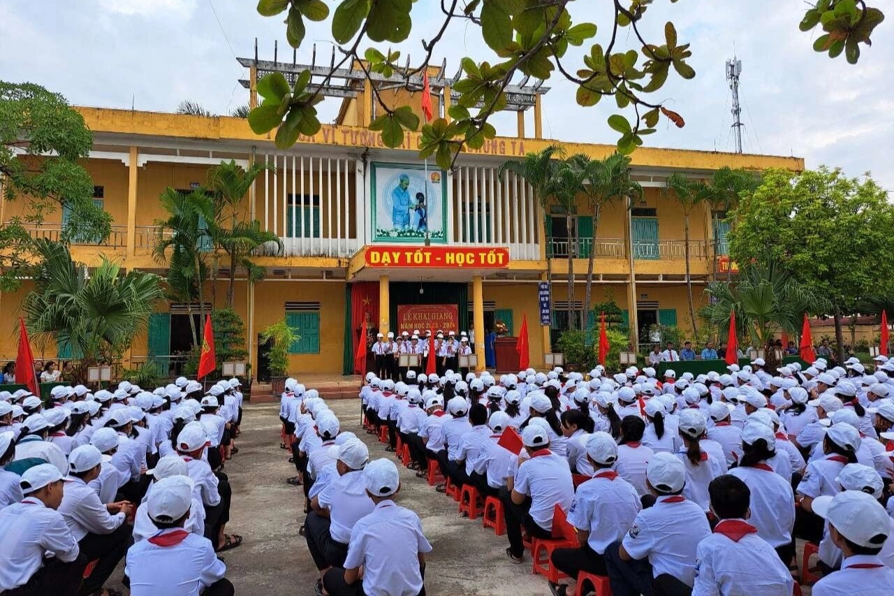 ការពិតអំពីច្បាប់របស់សាលា ដែលសិស្សមិនហៅមិត្តភ័ក្តិជាប្តី ឬប្រពន្ធ - ១ Thực hư nhà trường quy định học sinh không gọi bạn là ông xã, bà xã - 1