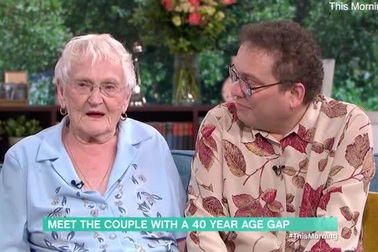 Câu chuyện về người vợ 87 tuổi, người chồng 47 tuổi và 17 năm gắn bó