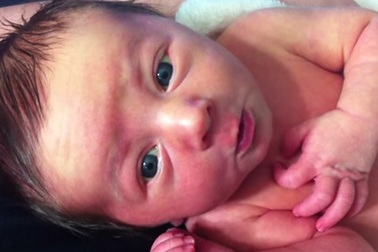 Biểu cảm nét mặt sinh động của bé khi đói bụng