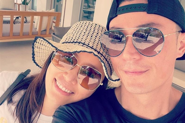 Vợ chồng Lâm Tâm Như "trốn con" hẹn hò