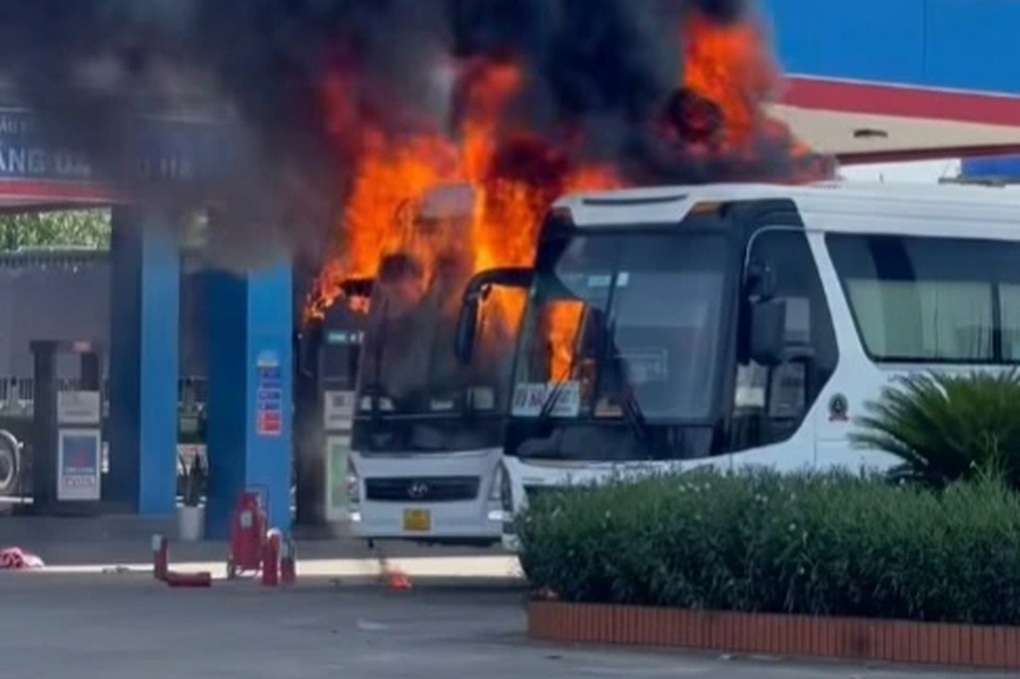 Hai xe khách cháy ngùn ngụt trước cây xăng - 1