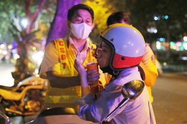 Tài xế nữ ở TPHCM vào hẻm né chốt đo nồng độ cồn, bị phạt 7 triệu đồng