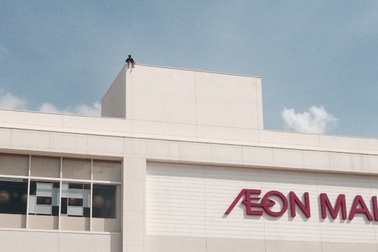 Thất tình, leo lên nóc siêu thị dọa tự tử