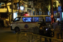 Lực lượng chức năng lập rào chắn đoạn phố từ Trúc Bạch đến Châu Long