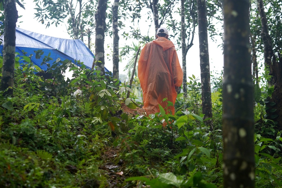 Sạt lở Trà Leng: “Không khóc nổi” bên nấm mồ của bố mẹ - 2 Sạt lở Trà Leng: “Không khóc nổi” bên nấm mồ của bố mẹ - 2