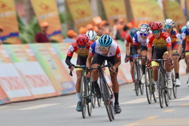 Gặp tai nạn trên đường đua giải xe đạp toàn quốc, Petr Rikunov mất áo vàng