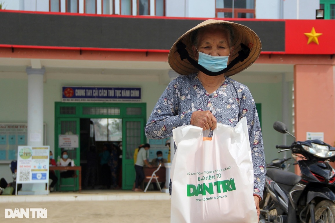 Bạn đọc Dân trí tiếp sức đồng bào Bình Định, Phú Yên sau trận lũ lịch sử - 10