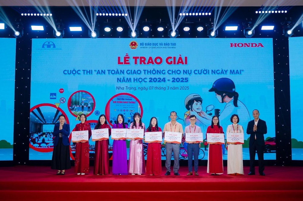 Honda trao hơn 1.500 giải trong cuộc thi An toàn giao thông cho nụ cười ngày mai - 2 Honda trao hơn 1.500 giải trong cuộc thi An toàn giao thông cho nụ cười ngày mai - 2