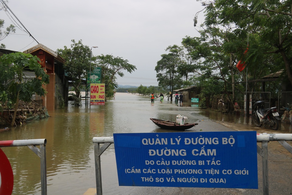 Lũ đi qua, chỉ còn lại bùn non và nước mắt... - 6 Lũ đi qua, chỉ còn lại bùn non và nước mắt... - 6