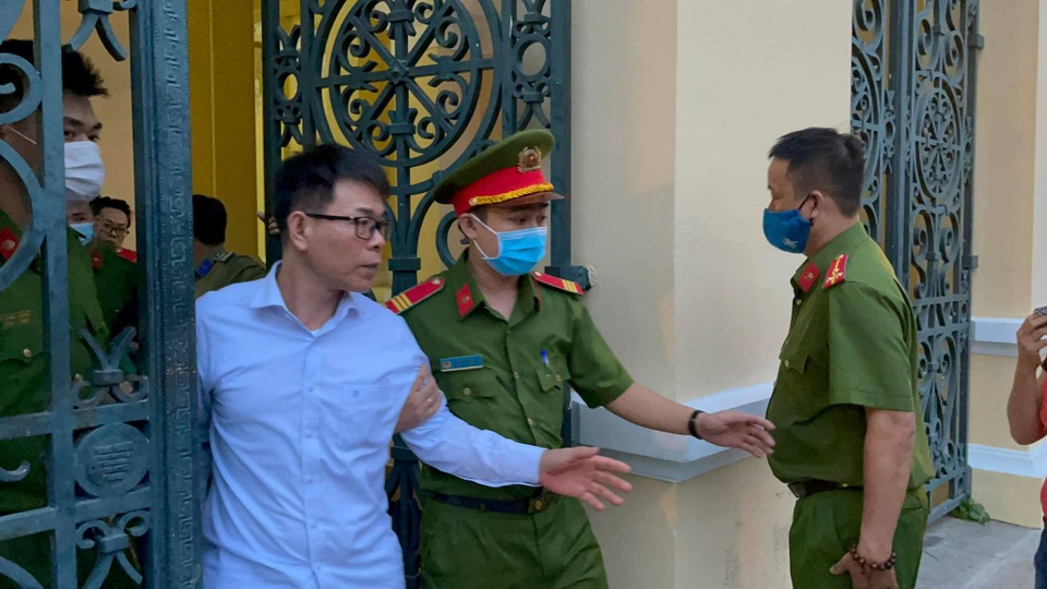 Nguyên Phó Chánh án la hét kêu oan, nguyên giảng viên ngất xỉu tại tòa - 2 Nguyên Phó Chánh án la hét kêu oan, nguyên giảng viên ngất xỉu tại tòa - 2