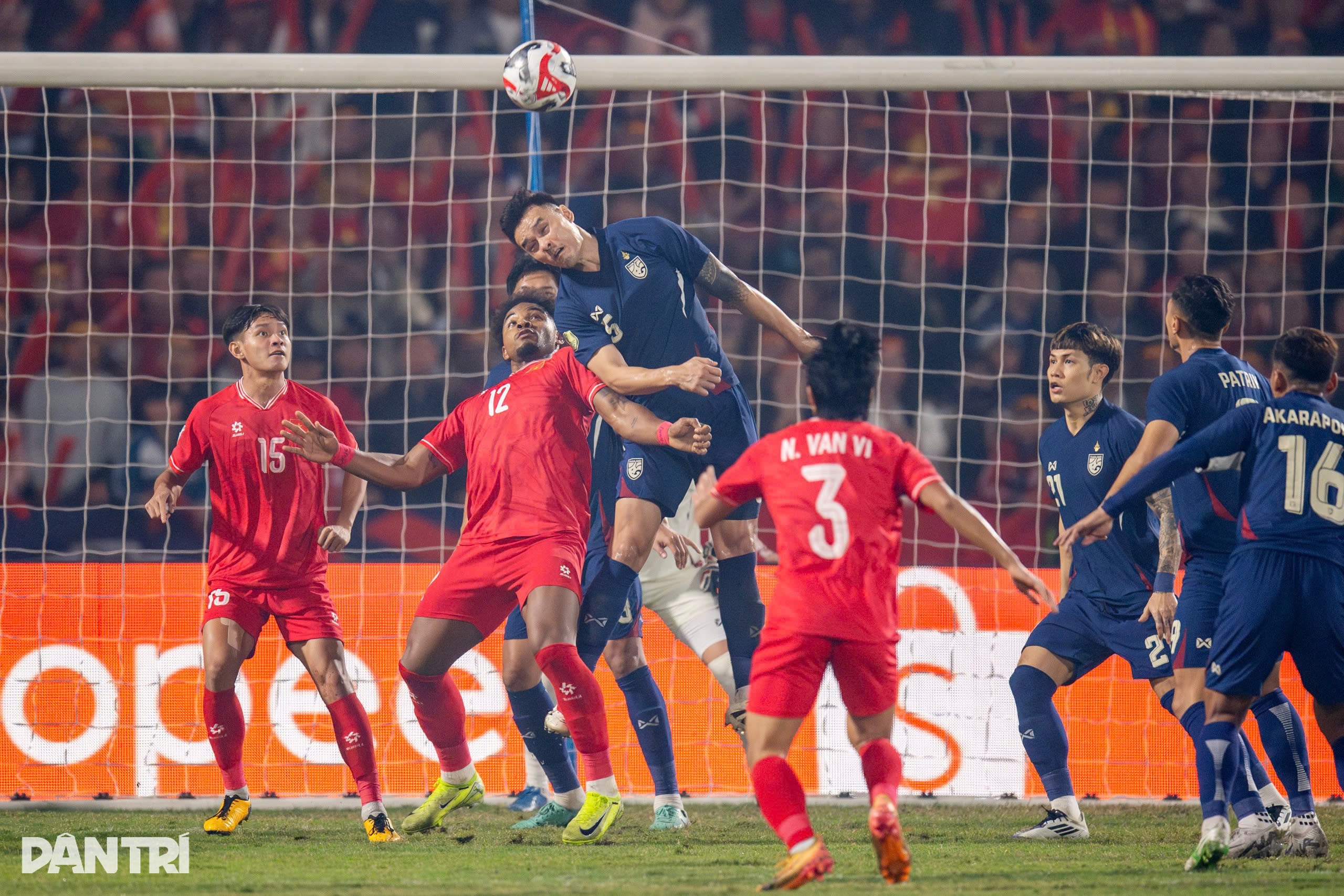 Fans Asia Tenggara memprediksi pertandingan final antara Thailand dan Vietnam di Rajamangala - 1 CĐV Đông Nam Á dự đoán trận chung kết Thái Lan - Việt Nam ở Rajamangala - 1