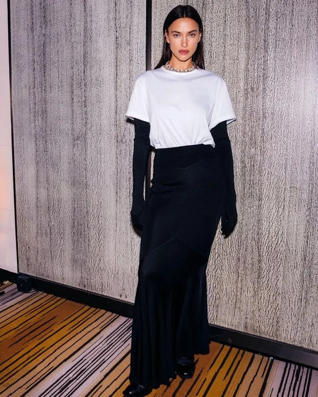 Bella Hadid để ngực trần, diện váy phun sơn hot nhất năm 2022 - 10