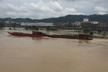 Hàng chục thuyền máy cỡ lớn bị lũ sông Hồng cuốn trôi