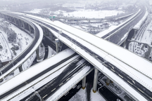 Hàng nghìn ô tô Trung Quốc kẹt cứng trong cuộc di dân lớn nhất thế giới