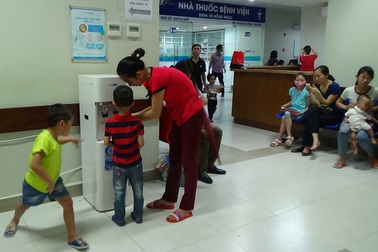 Bệnh nhân ở nhiều bệnh viện lớn được uống nước tinh khiết miễn phí