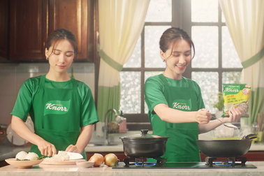 Mẹ bỉm hot nhất nhì Vbiz Hòa Minzy tin dùng "gia vị quốc dân" này