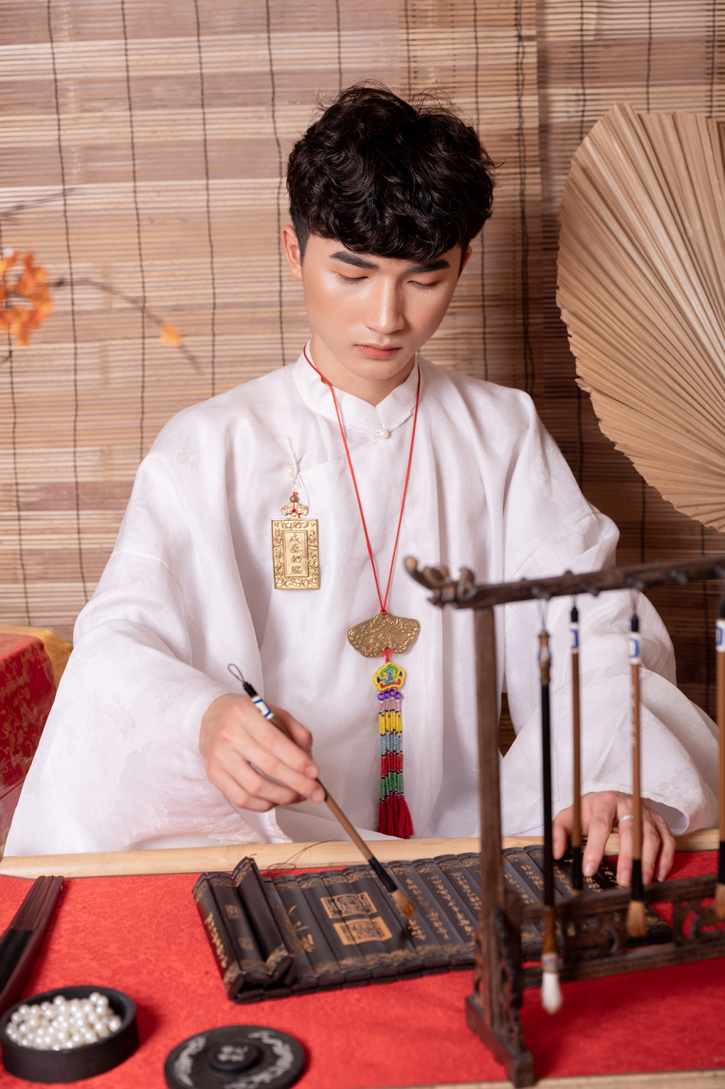 Nam sinh 17 tuổi thích hóa trang thành con gái, kiếm 30-40 triệu đồng/tháng - 4 Nam sinh 17 tuổi thích hóa trang thành con gái, kiếm 30-40 triệu đồng/tháng - 4
