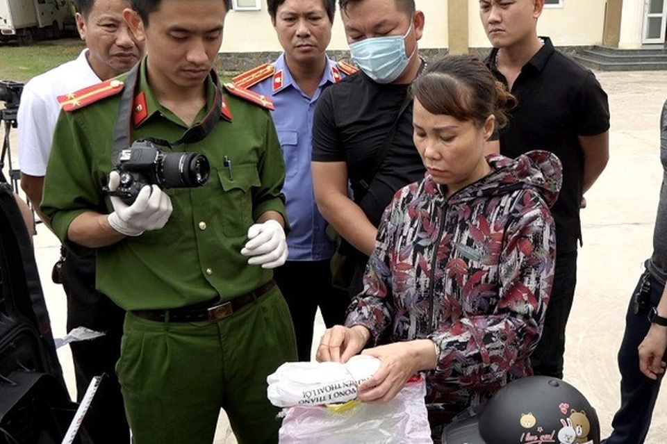 Tóm gọn nữ quái tàng trữ hơn 2.000 viên ma túy tổng hợp - 1 Tóm gọn nữ quái tàng trữ hơn 2.000 viên ma túy tổng hợp - 1