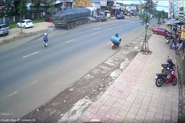 Tránh người qua đường, xe đầu kéo gây tai nạn