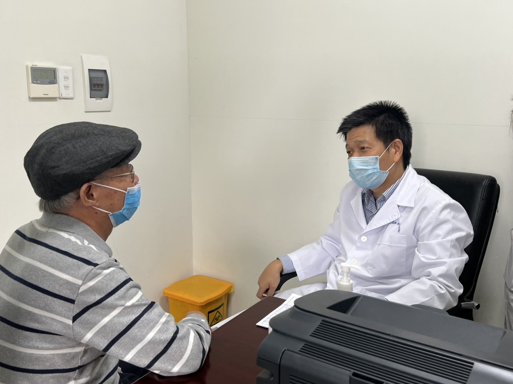 z3971934780616_5ee6d9bf483c6a211fbe6ffaeae4eb6d.jpg Bệnh nhân Q. được bác sĩ thăm khám (Ảnh: Bệnh viện cung cấp).