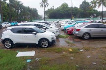 Đưa hàng trăm ô tô đến công viên, gầm cầu "chạy" lụt