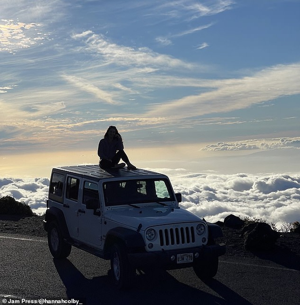 Chiếc ô tô bay lơ lửng giữa tầng mây thu hút hơn 7 triệu lượt xem - 3 Chiếc ô tô bay lơ lửng giữa tầng mây thu hút hơn 7 triệu lượt xem - 3