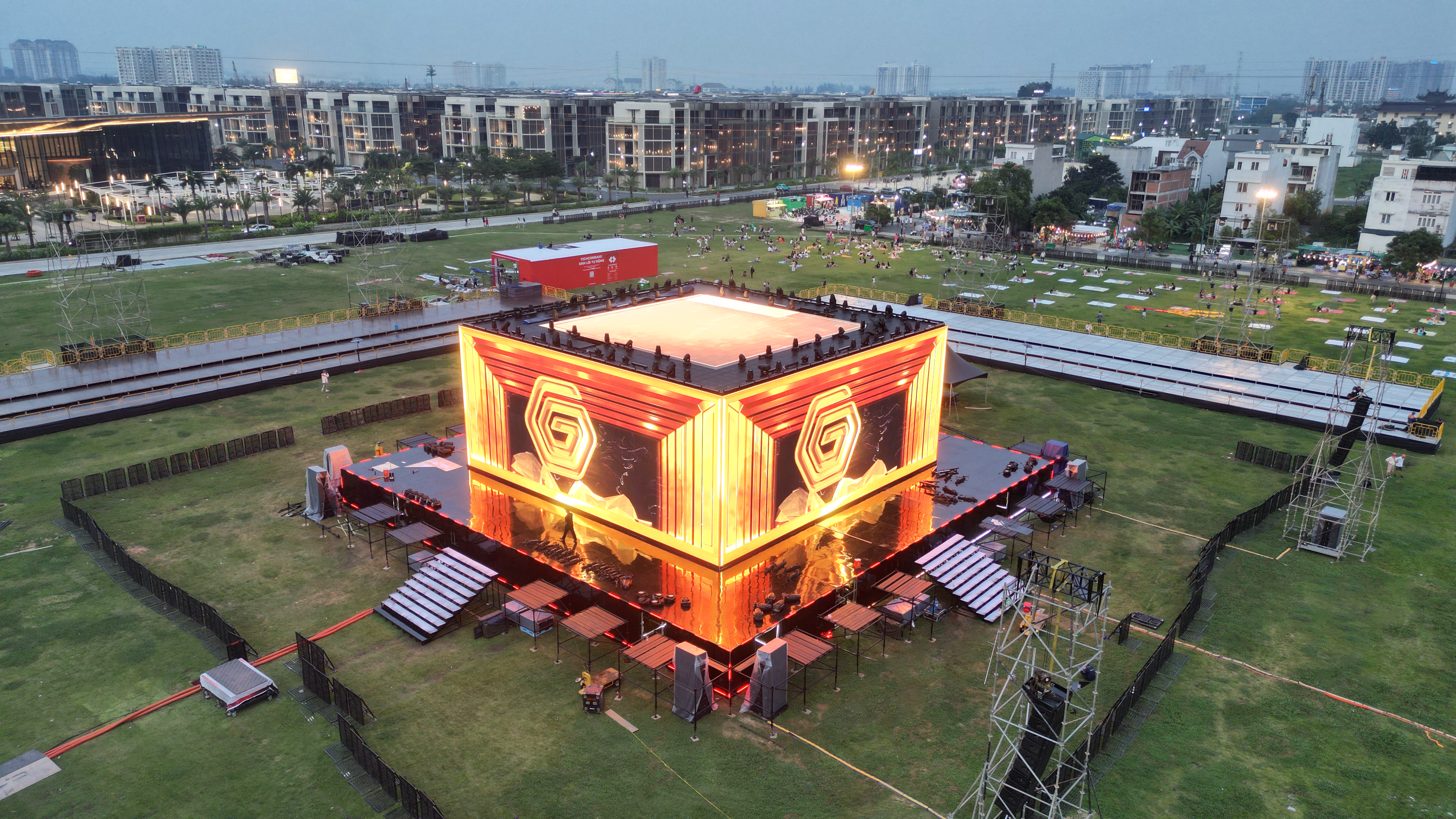 បង្ហាញពីឆាកគូបយក្សក្នុងពេលរាត្រីរាប់ថយក្រោយនៅ The Global City - ៣ Hé lộ sân khấu lập phương khổng lồ trong đêm countdown tại The Global City - 3