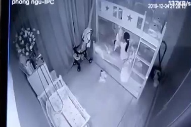 Người giúp việc cầm 2 chân dốc ngược đầu bé gái 13 tháng tuổi