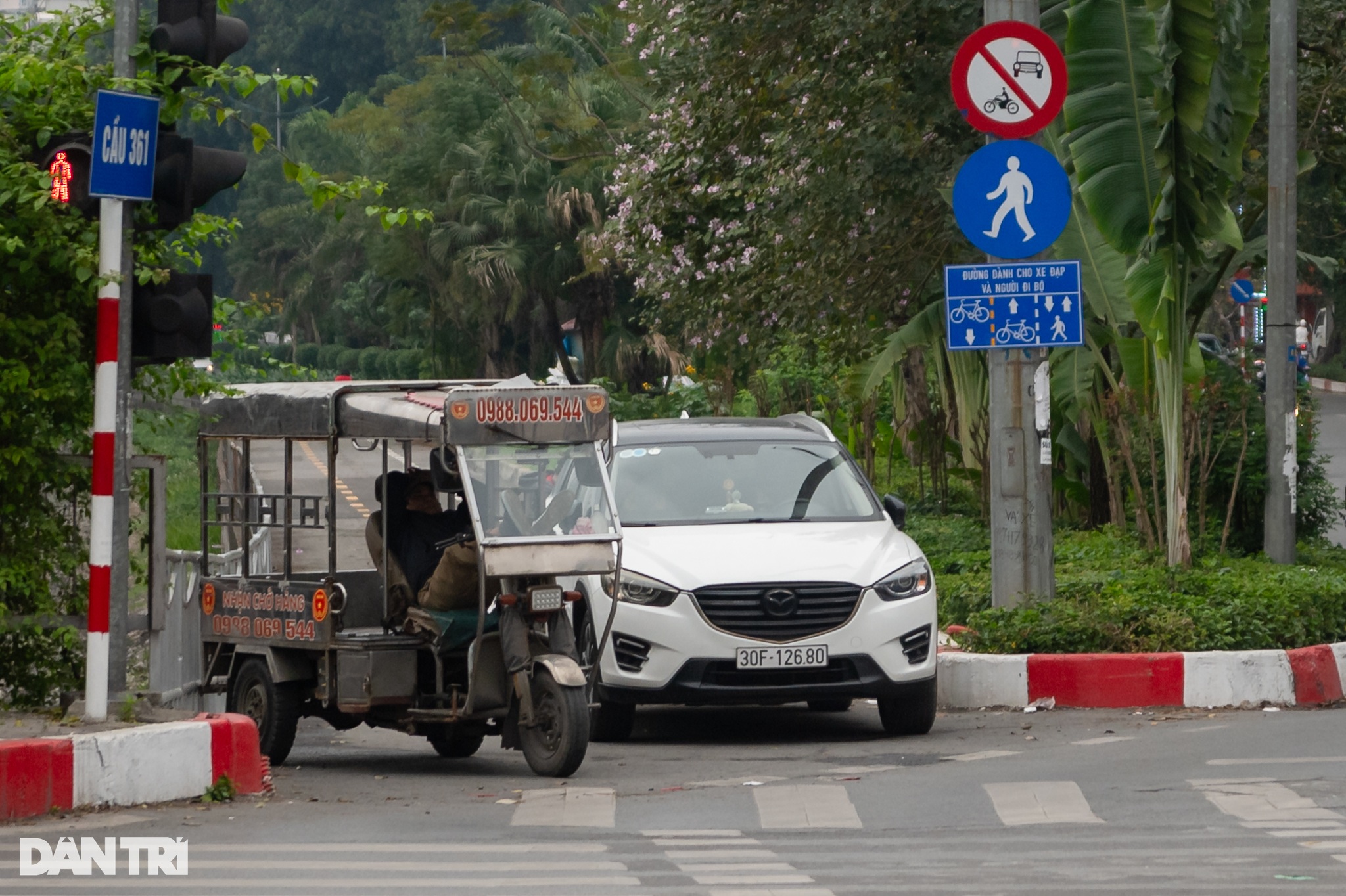 Đường vào làn dành riêng xe đạp bị chặn kín, nhiều bất cập cho người dân - 8