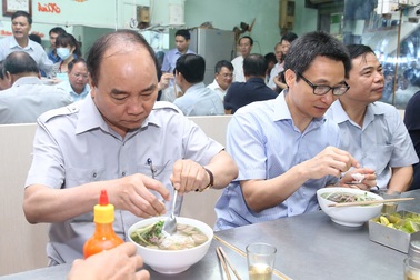 Thủ tướng bất ngờ ghé quán phở ăn sáng, kiểm tra... nồi nước dùng