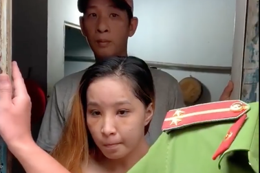 Bắt khẩn cấp cha dượng nghi châm tàn thuốc khắp người  bé gái 6 tuổi