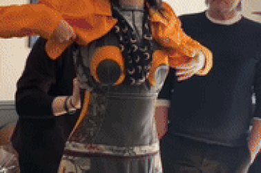 Quỳnh Anh Shyn mặc đồ độc lạ tại Pháp, liên tục được truyền thông săn đón