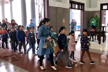 Vĩnh biệt cô gái nhỏ trao tặng ánh sáng khi qua đời