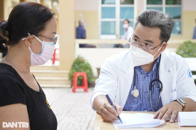 Nhiều người dân TPHCM phải hoãn tiêm vắc xin vì huyết áp cao, bệnh nền - 11 Nhiều người dân TPHCM phải hoãn tiêm vắc xin vì huyết áp cao, bệnh nền - 11