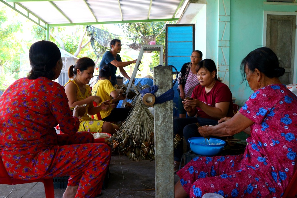 Bánh ú tro truyền thống tất bật vào vụ Tết Đoan Ngọ - 7 Bánh ú tro truyền thống tất bật vào vụ Tết Đoan Ngọ - 7