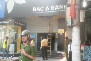 Bảo vệ ngân hàng bị cửa cuốn ép tử vong