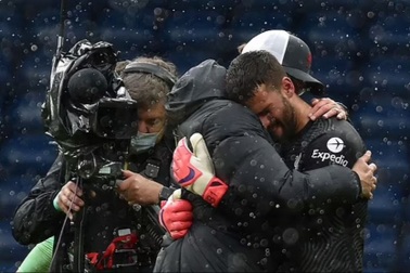 Vì sao thủ thành Alisson Becker khóc nức nở sau "bàn thắng để đời"?