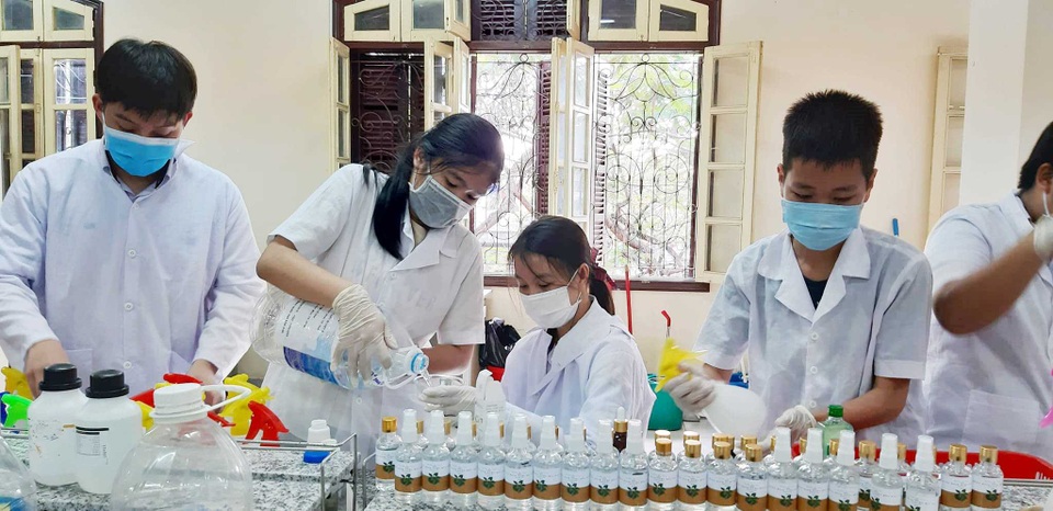 Thầy trò lớp 10 làm nước rửa tay phòng dịch Corona tặng các trường - 7 Thầy trò lớp 10 làm nước rửa tay phòng dịch Corona tặng các trường - 7