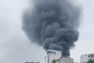 Hà Nội: Cháy lớn cơ sở kinh doanh, lửa lan sang 4 ngôi nhà