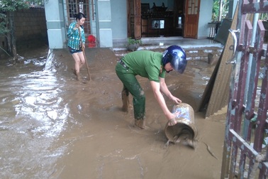 Lũ rút, người dân tất tả dọn bùn