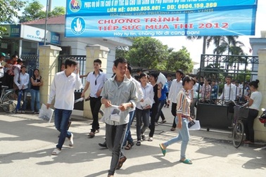 Mang... dao vào phòng thi, thí sinh bị đình chỉ thi 