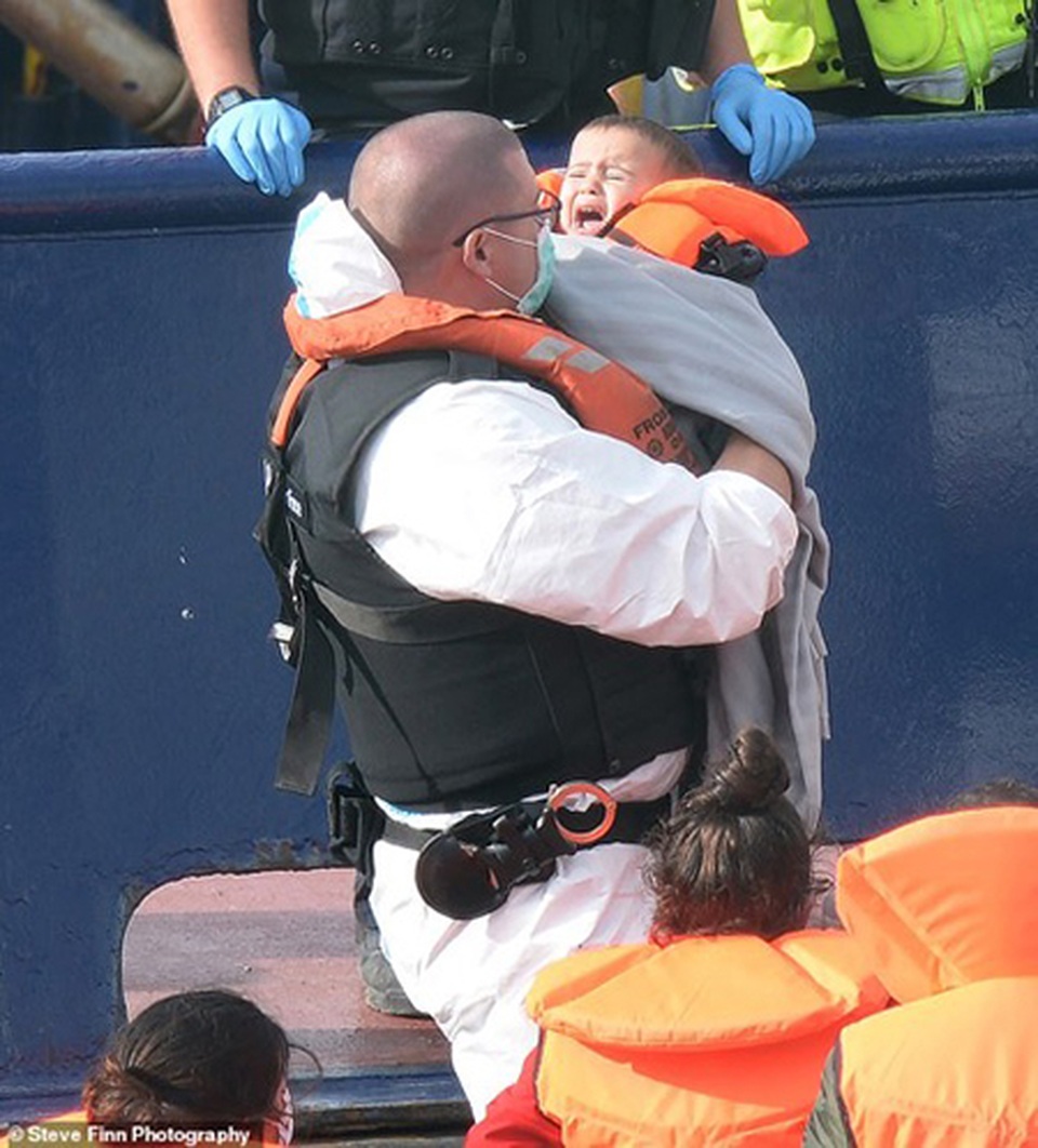 Du khách sốc khi phát hiện người nhập cư lậu trên… nóc ô tô - 2 Du khách sốc khi phát hiện người nhập cư lậu trên… nóc ô tô - 2