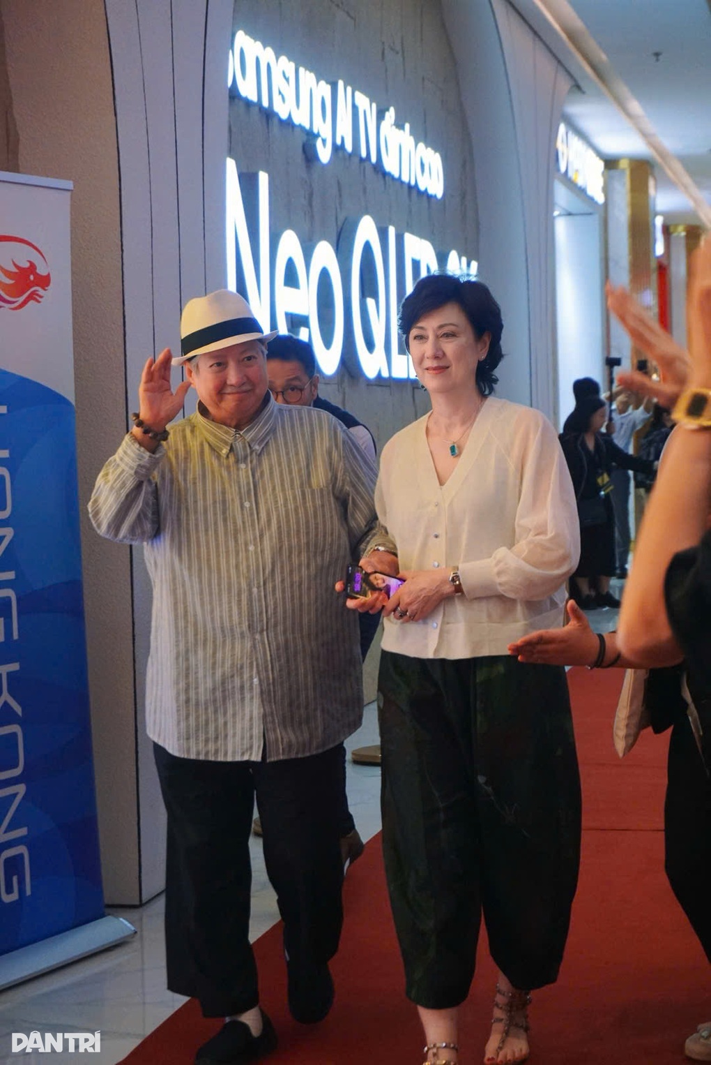 Hồng Kim Bảo tuổi 73: Vợ hoa hậu kề cạnh, sang Việt Nam tìm... quán phở - 2 Hồng Kim Bảo tuổi 73: Vợ hoa hậu kề cạnh, sang Việt Nam tìm... quán phở - 2