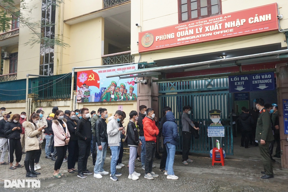 Hàng trăm người xếp hàng chờ làm hộ chiếu ngày đầu năm - 1 Hàng trăm người xếp hàng chờ làm hộ chiếu ngày đầu năm - 1