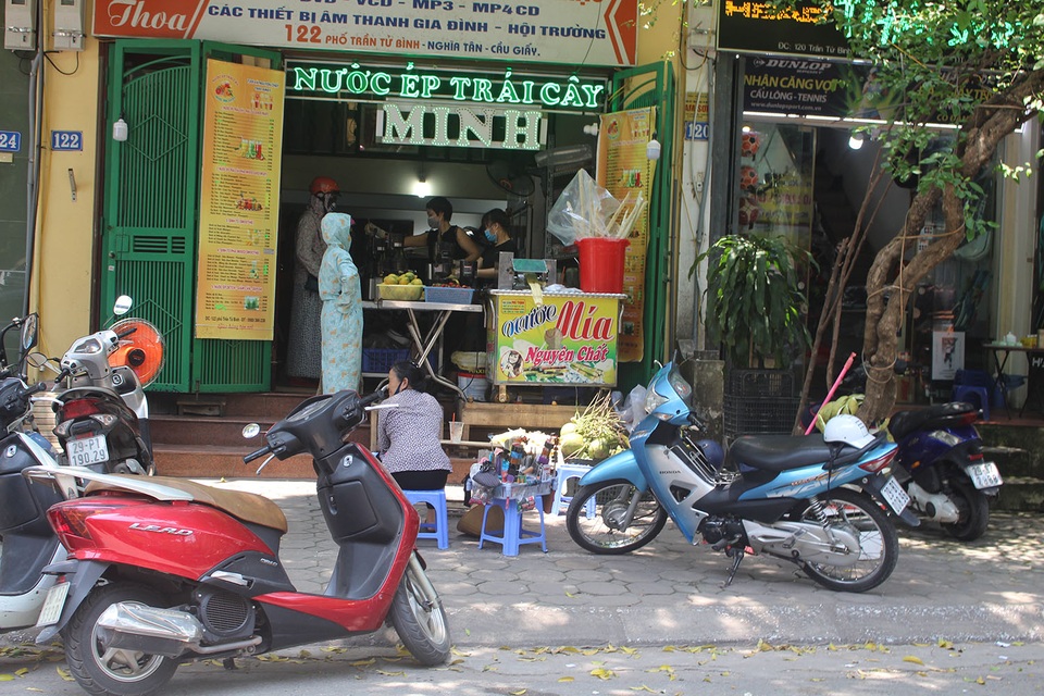 Nắng nóng, người Hà Nội ùn ùn kéo đến quán nước giải nhiệt - 1 Nắng nóng, người Hà Nội ùn ùn kéo đến quán nước giải nhiệt - 1