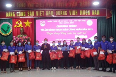 Trao 50 suất quà Tết đến thanh niên công nhân và tuyên dương lao động giỏi